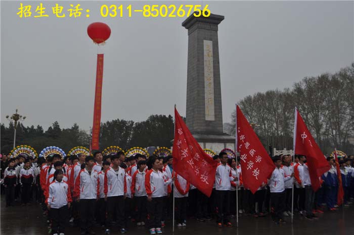 石家庄白求恩医学院全体师生烈士陵园祭奠先烈