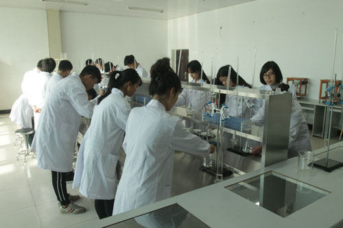 工程职业学院医学专业学生分析化学酸碱滴定实验课