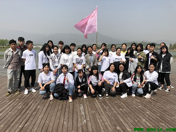 拓展提升素质，凝聚放飞梦想—学校全体师生户外拓展活动