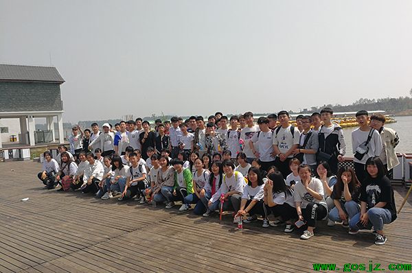 拓展提升素质，凝聚放飞梦想—学校全体师生户外拓展活动