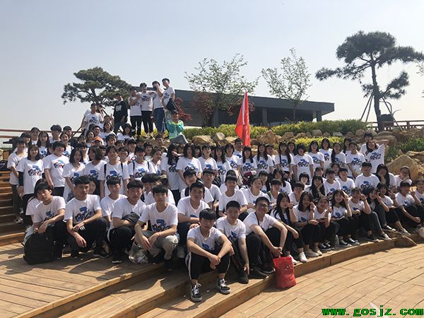 拓展提升素质，凝聚放飞梦想—学校全体师生户外拓展活动