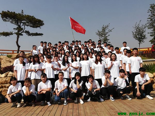 拓展提升素质，凝聚放飞梦想—学校全体师生户外拓展活动