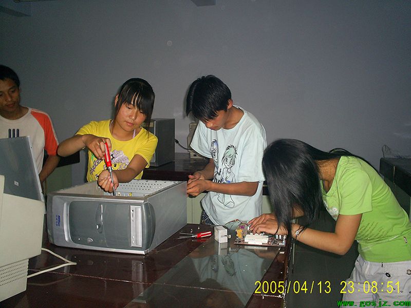 学生组装电脑.JPG