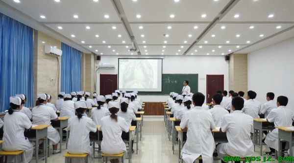 河北同仁医学中等专业学校学生上课中