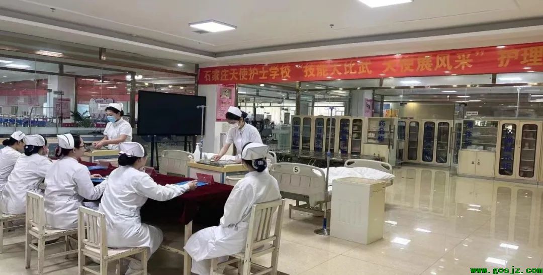 石家庄天使护士学校在基础护理实训大厅举行“技能大比武 天使展风采”护理技能比赛03.jpg