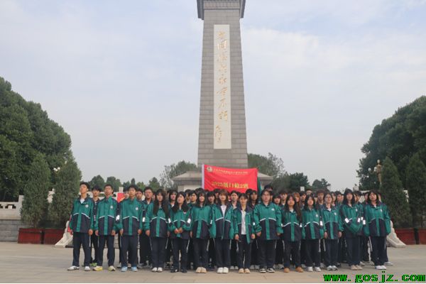 石家庄白求恩医学院学生在烈士陵园合影.jpg