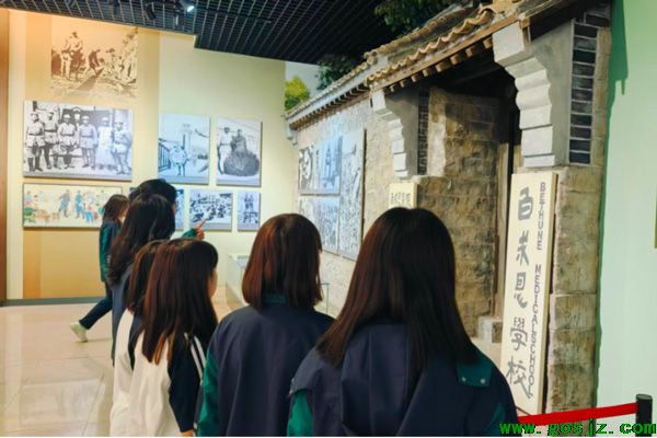 石家庄白求恩医学院新生参观烈士陵园.jpg
