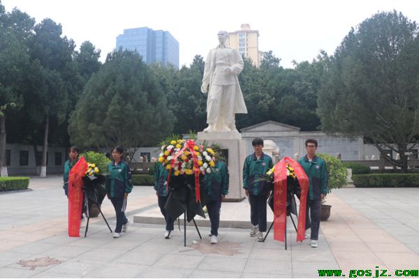石家庄白求恩医学院学生向白求恩塑像献上花蓝.jpg