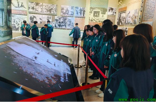 石家庄白求恩医学院学生参观烈士陵园展馆.jpg